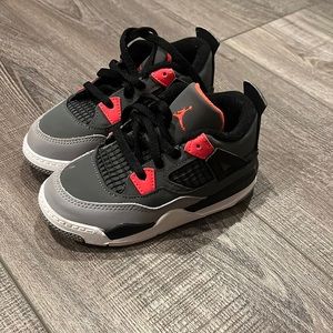 Toddler Size 9c. Worn a few times. I scuff mark. Shoes will ship without box.